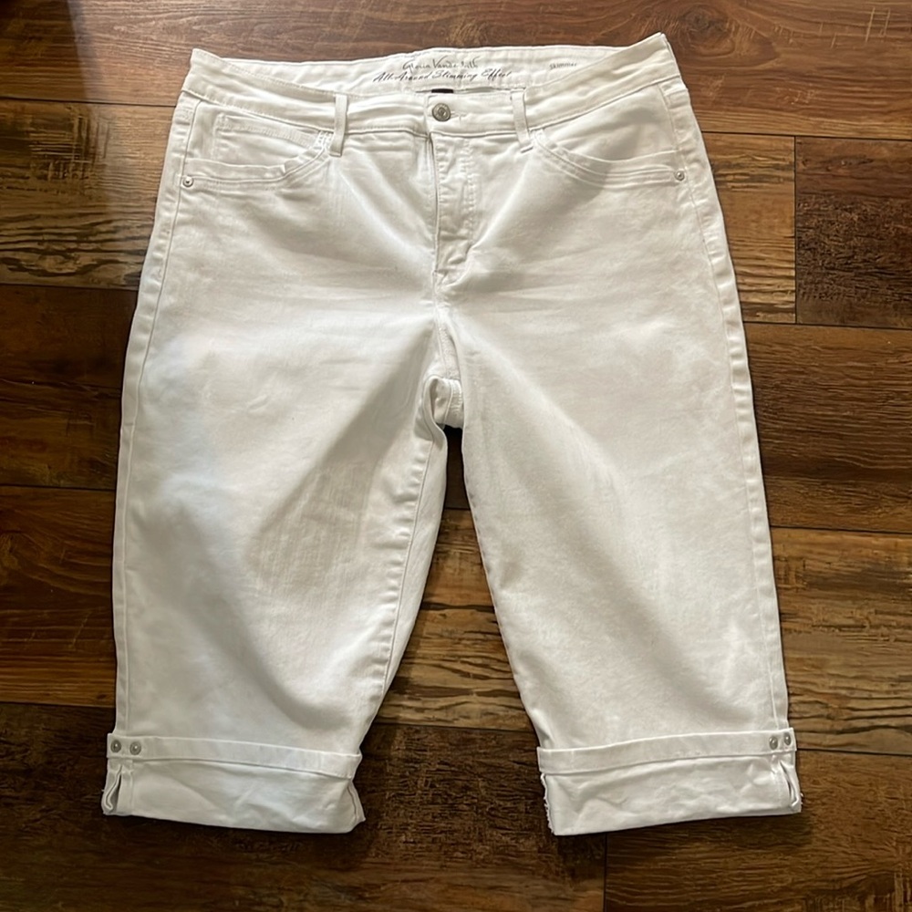Gloria Vanderbilt. Size 14. White skimmer jeans. Excellent condition!